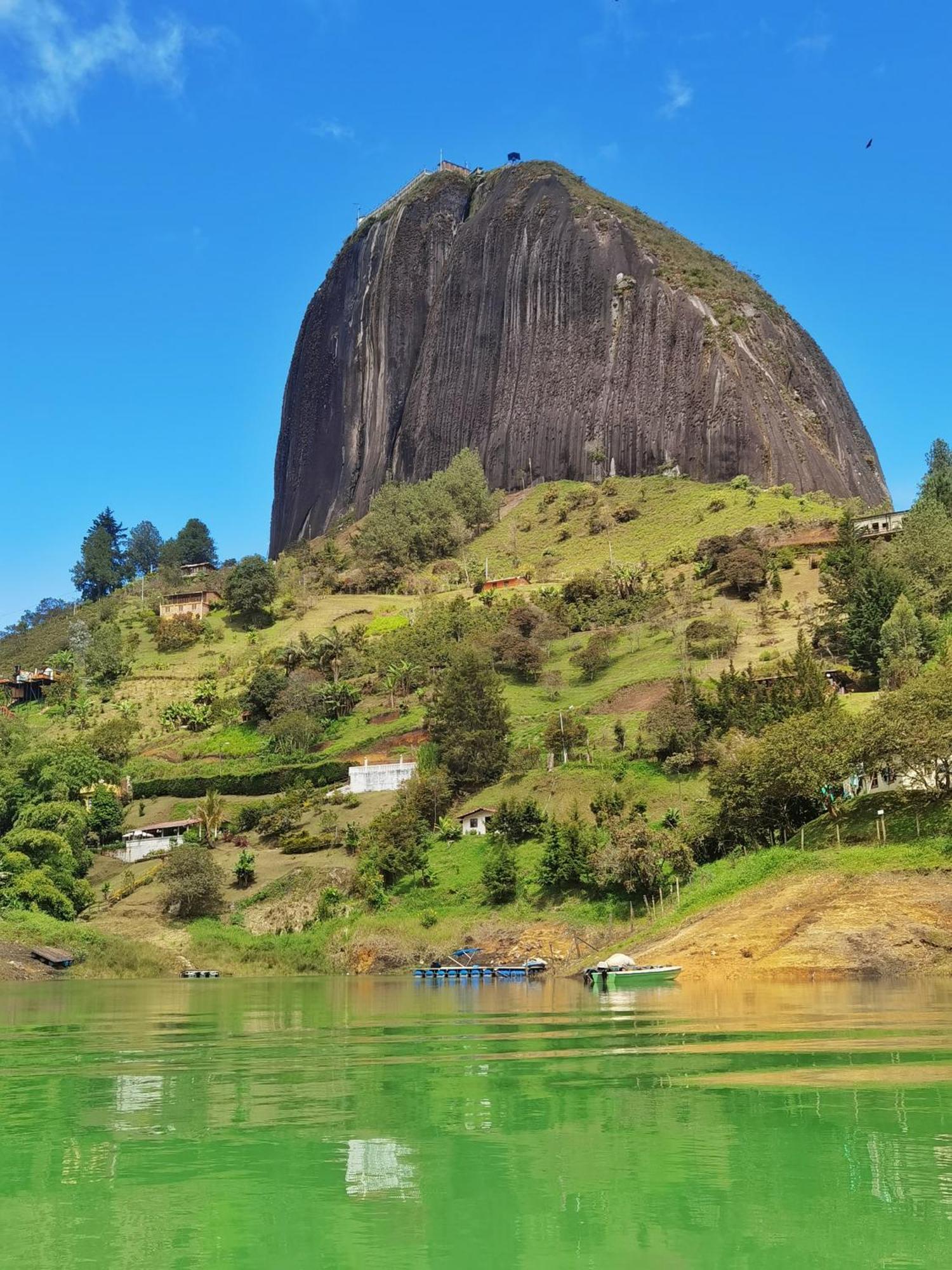 Descanso Bajo La Piedra Del Penol Guatapé 外观 照片