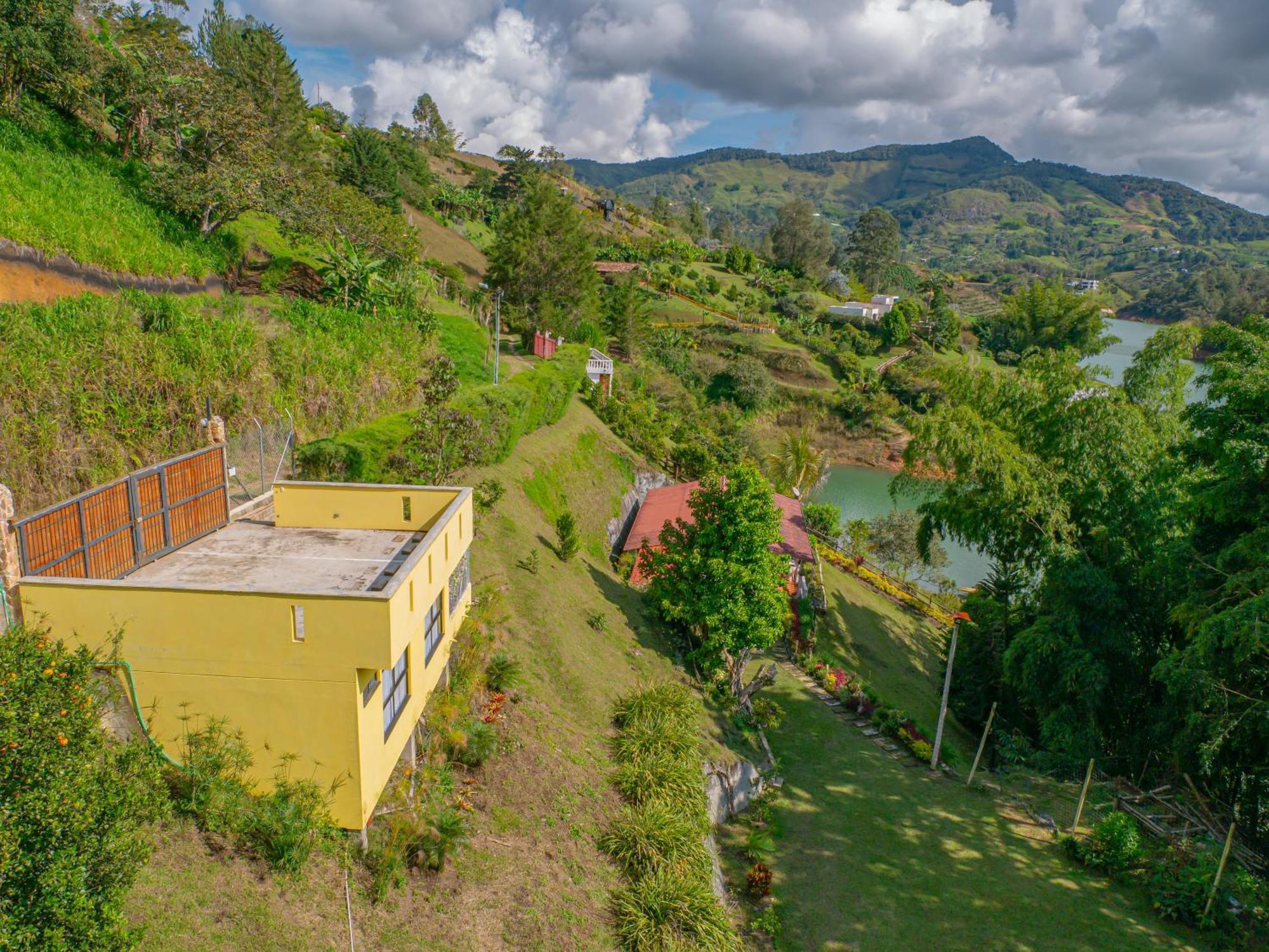 Descanso Bajo La Piedra Del Penol Guatapé 外观 照片